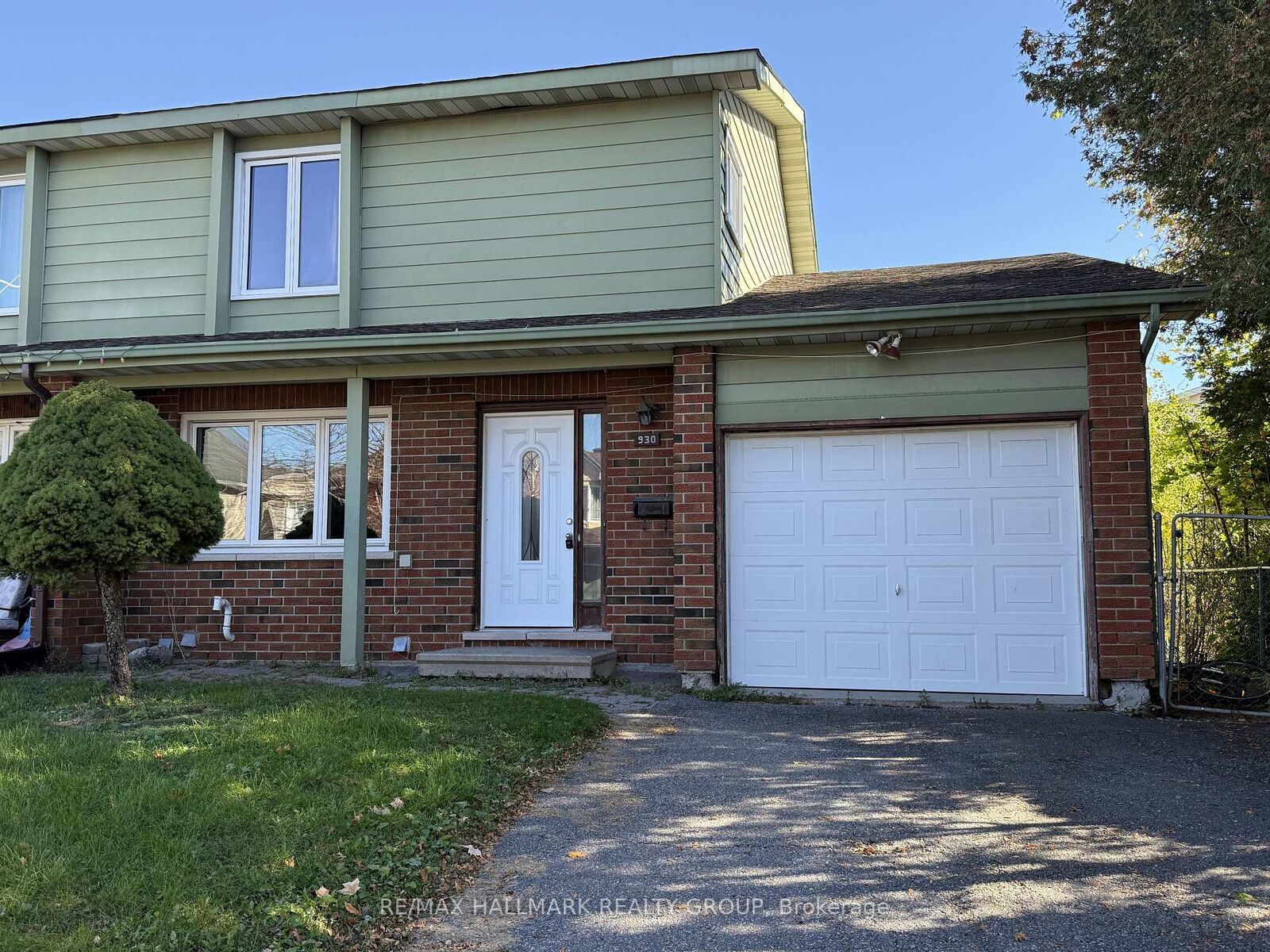 Property Photo:  930 Cahill Drive W  ON K1V 9B5 