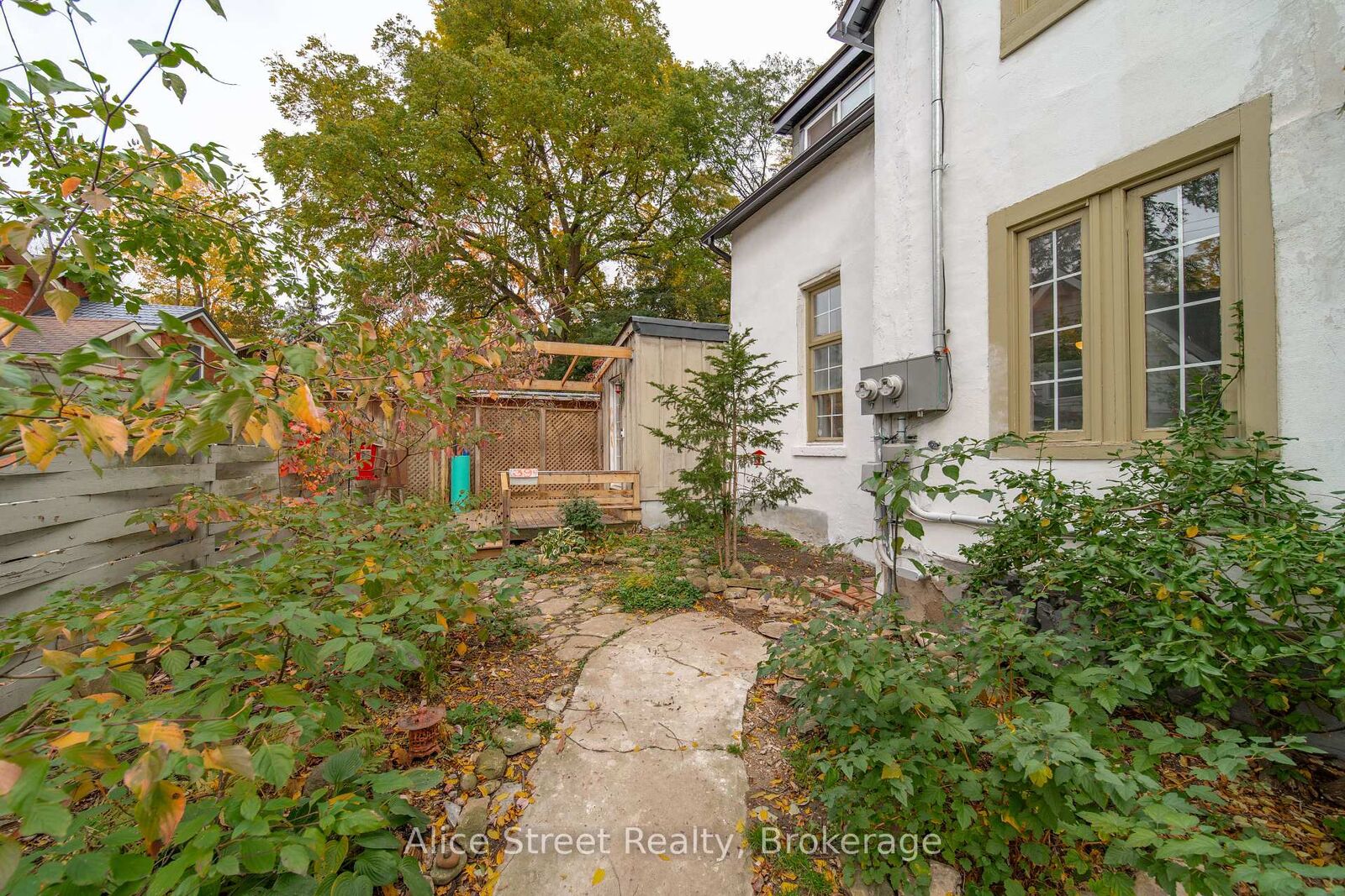 Property Photo:  39 Arthur Street N  ON N1E 4T7 