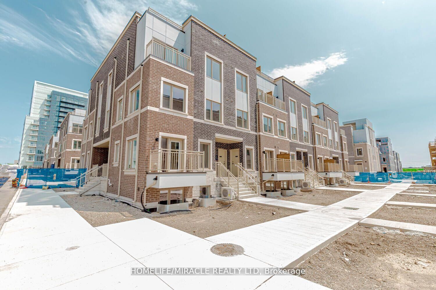 Property Photo:  11 Honeycrisp Crescent 5  ON L4K 0N6 