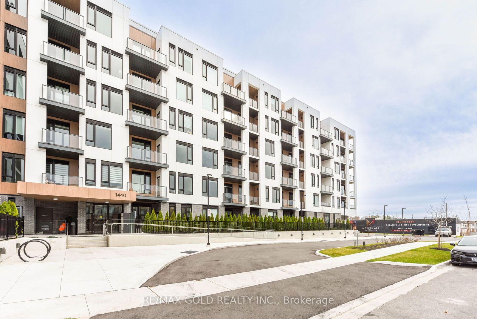 Property Photo:  1440 Clarriage Court 514  ON L9E 1B3 