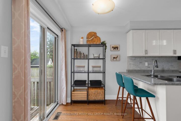 Photo de la propriété:  104 Leslie Avenue  ON L4N 9P4 