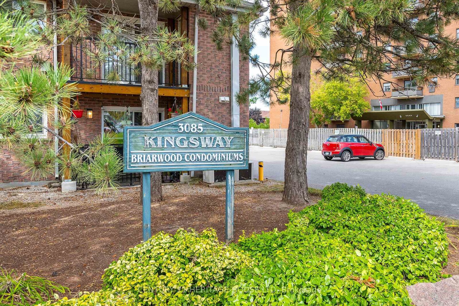 Property Photo:  3085 Kingsway Drive 13  ON N2C 2P1 