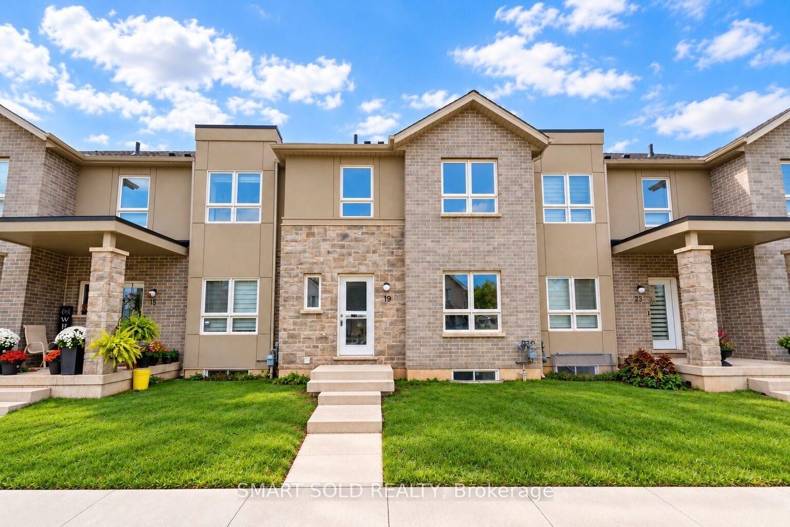 Property Photo:  19 Perenack Avenue  ON L3C 2C6 