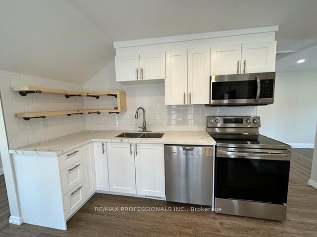 Property Photo:  213 Pine Street 1  ON L1N 3X4 