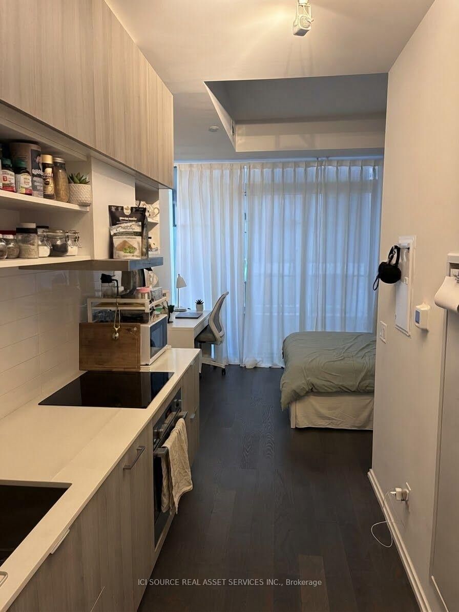 Property Photo: 8 Hillsdale Avenue E 1238 ON M4S 0B2