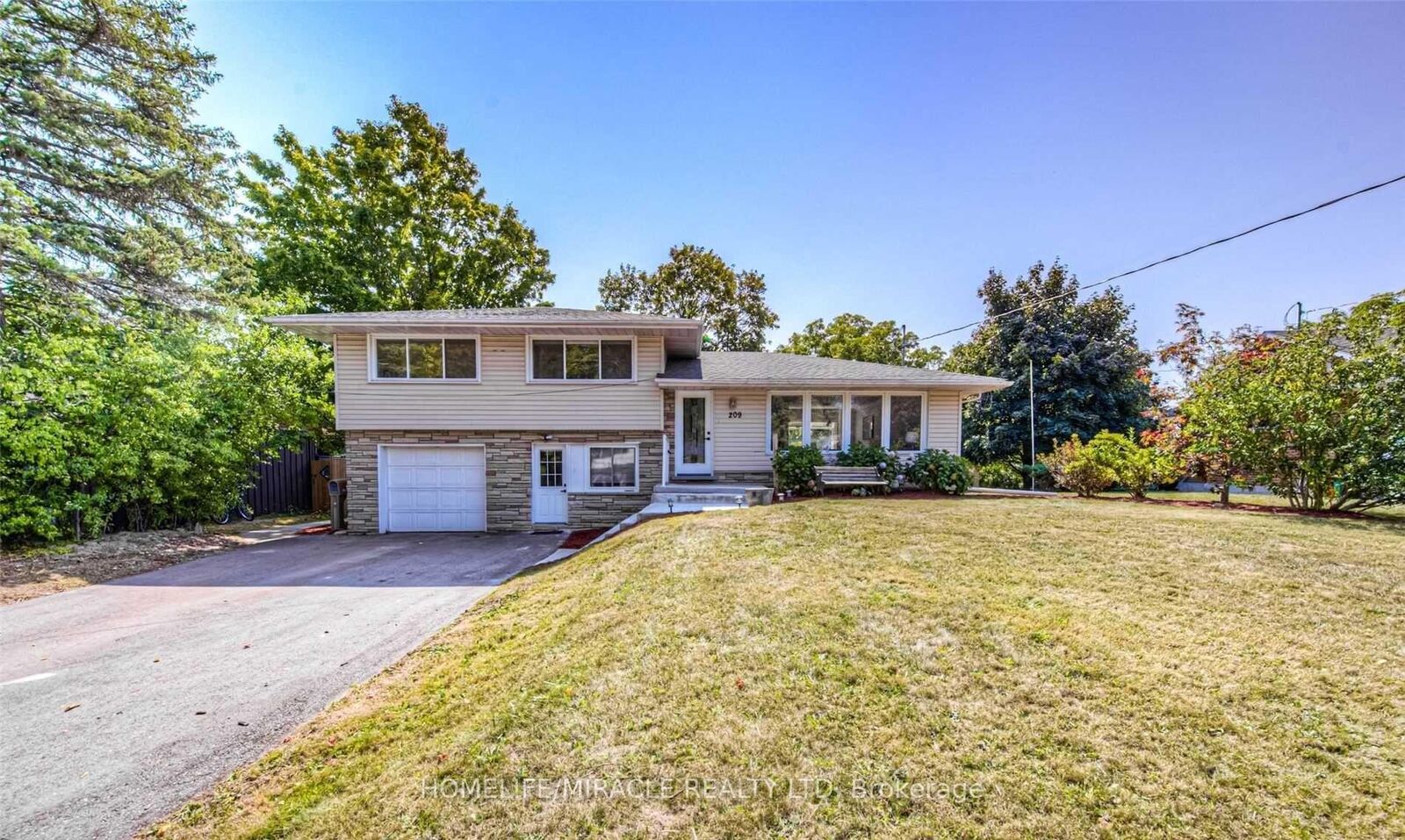 Property Photo:  209 Greenbrook Drive Lower  ON N2M 4J9 