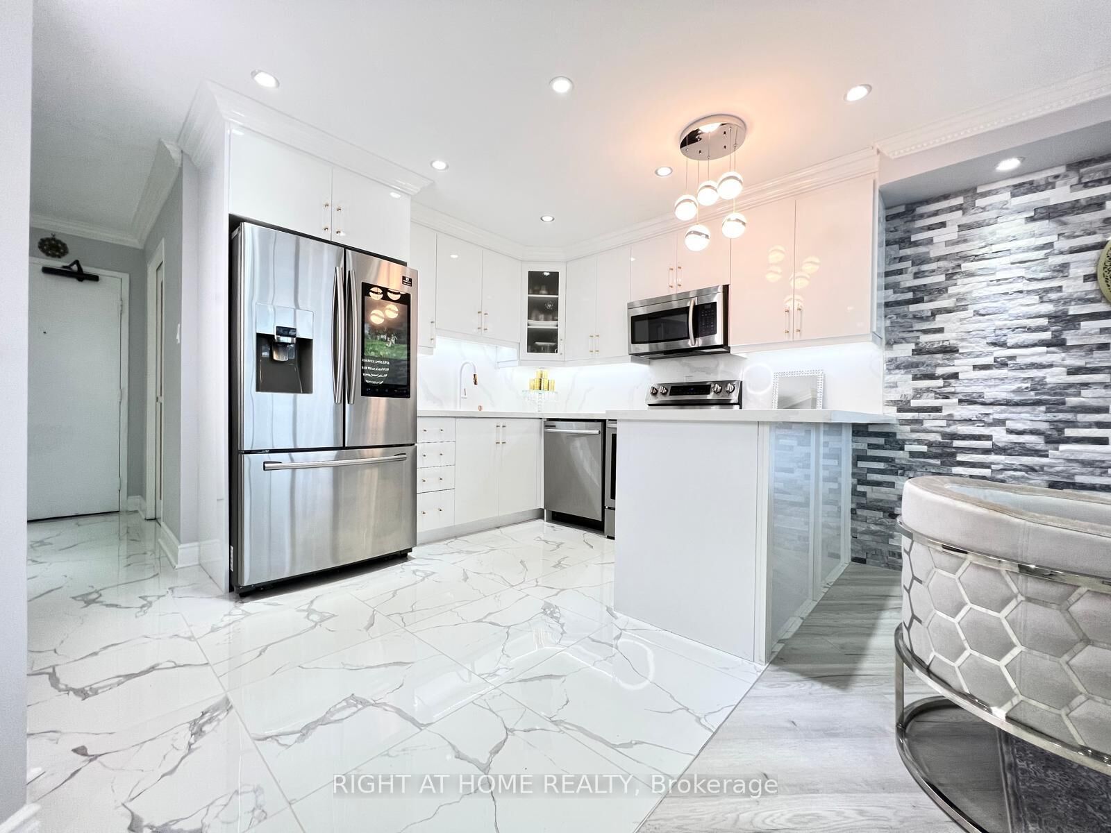 Property Photo:  75 Graydon Hall Drive 1608  ON M3A 3M5 