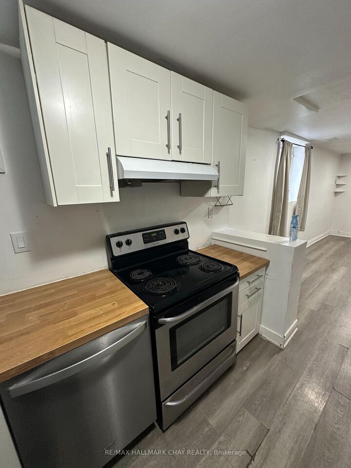 Property Photo:  28 Carlton Road Lower  ON L4M 5J6 