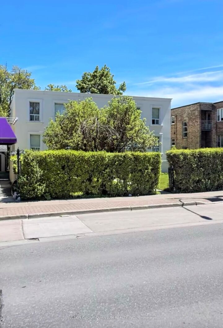 Property Photo: 339 Lakeshore Road E #2 ON L5G 1E7