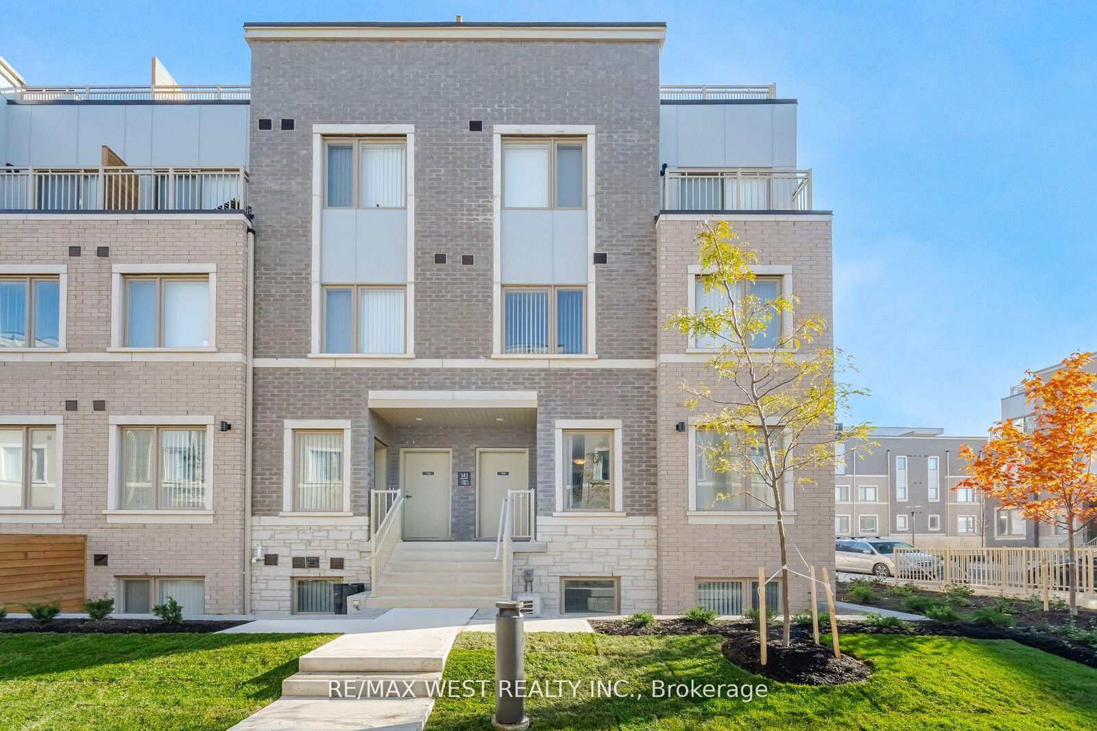 Property Photo:  141 Honeycrisp Crescent 195  ON L4K 5Z8 