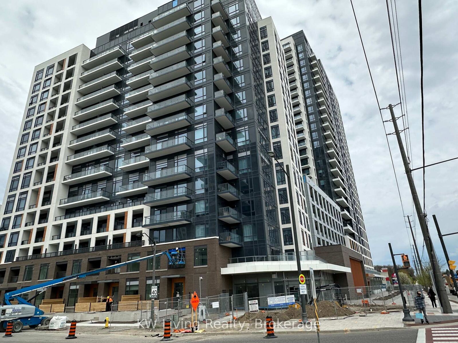 Property Photo:  7950 Bathurst Street 517  ON L4K 0L4 