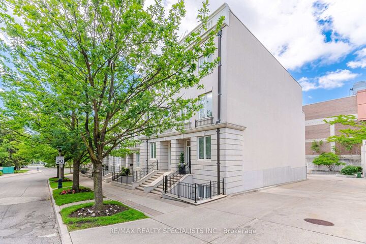 Property Photo:  246 Walmer Road  ON M5R 3R7 