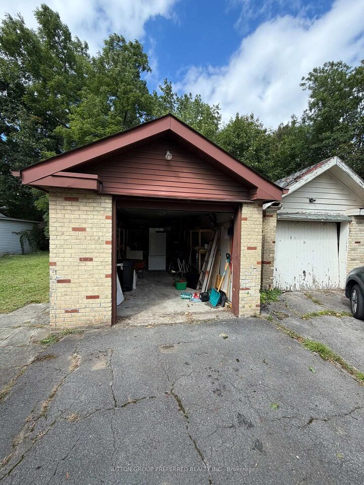 Property Photo:  220 Bernard Avenue  ON N6A 2M8 
