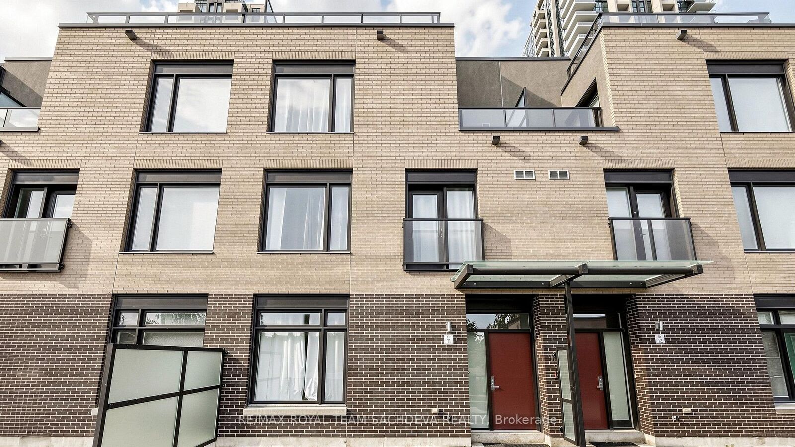 Property Photo:  4070 Parkside Village Drive Th11  ON L5B 0K2 