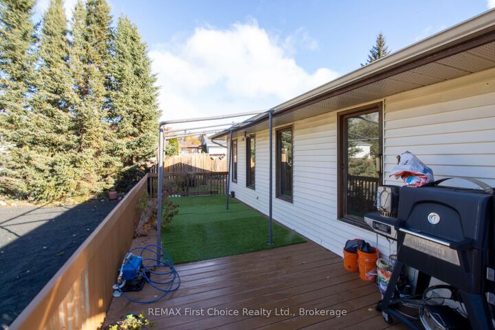 Property Photo:  729 Hodder Avenue  ON P7A 1W2 