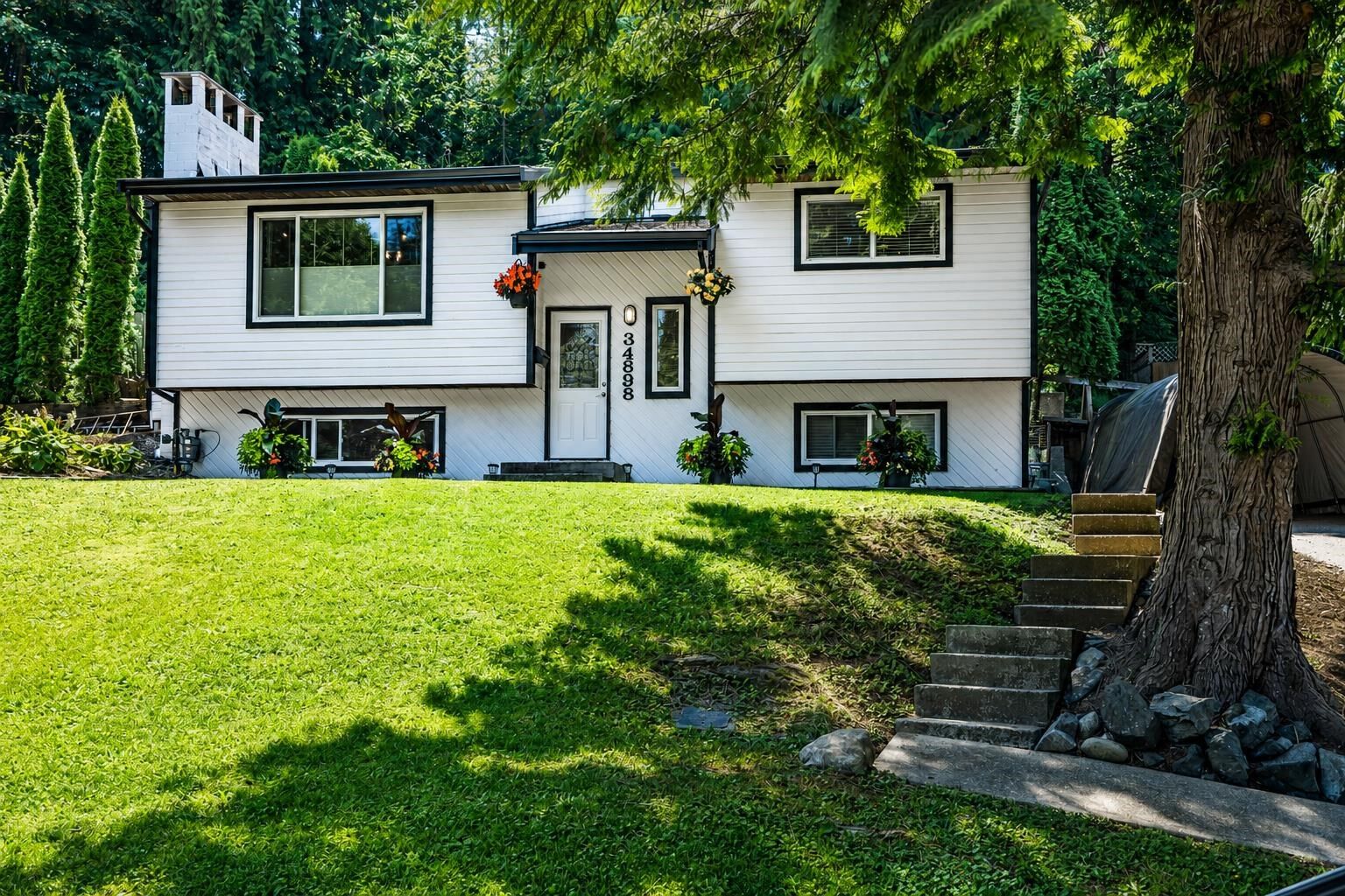 Photo de la propriété:  34898 Laburnum Avenue  BC V2S 5J4 