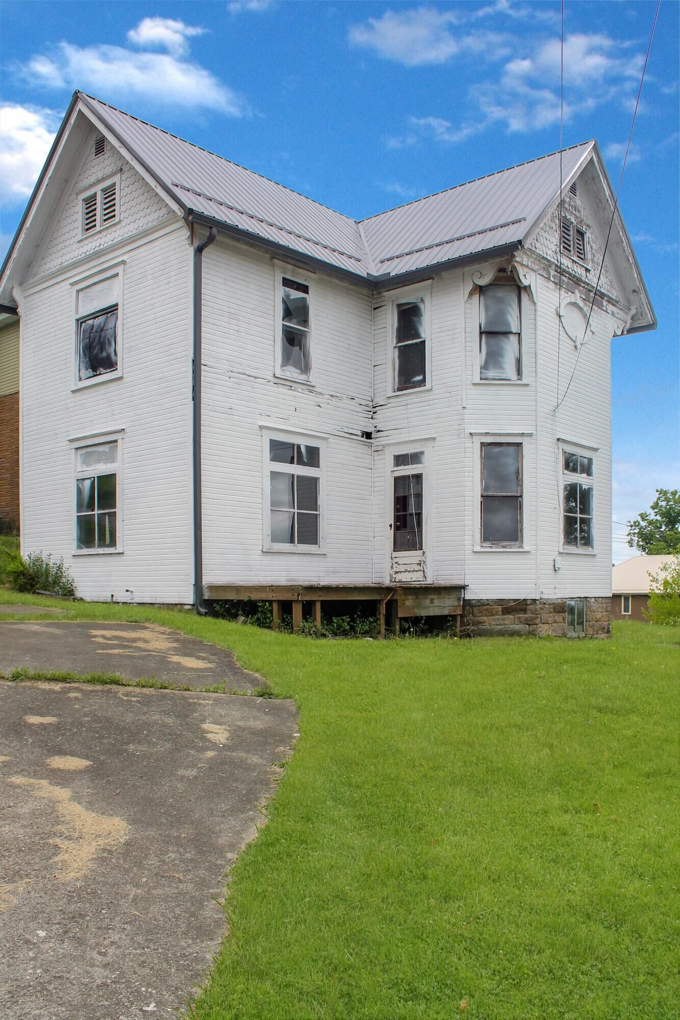Property Photo:  701 Grant St  PA 15851 