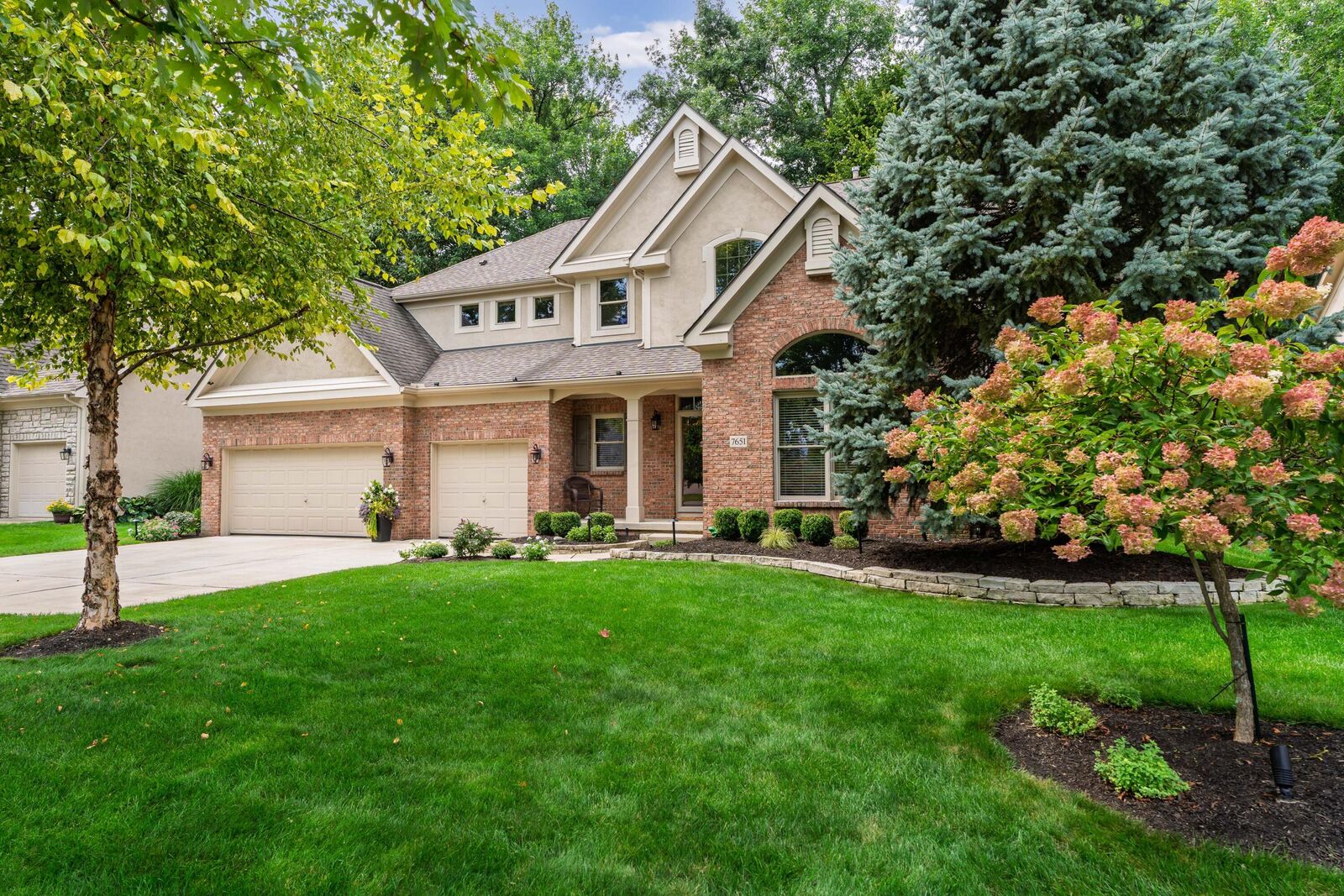 Property Photo: 7651 Kestrel E Way OH 43017