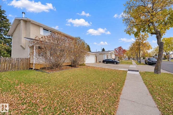 Property Photo:  9 Akins Drive  AB T8N 2H6 
