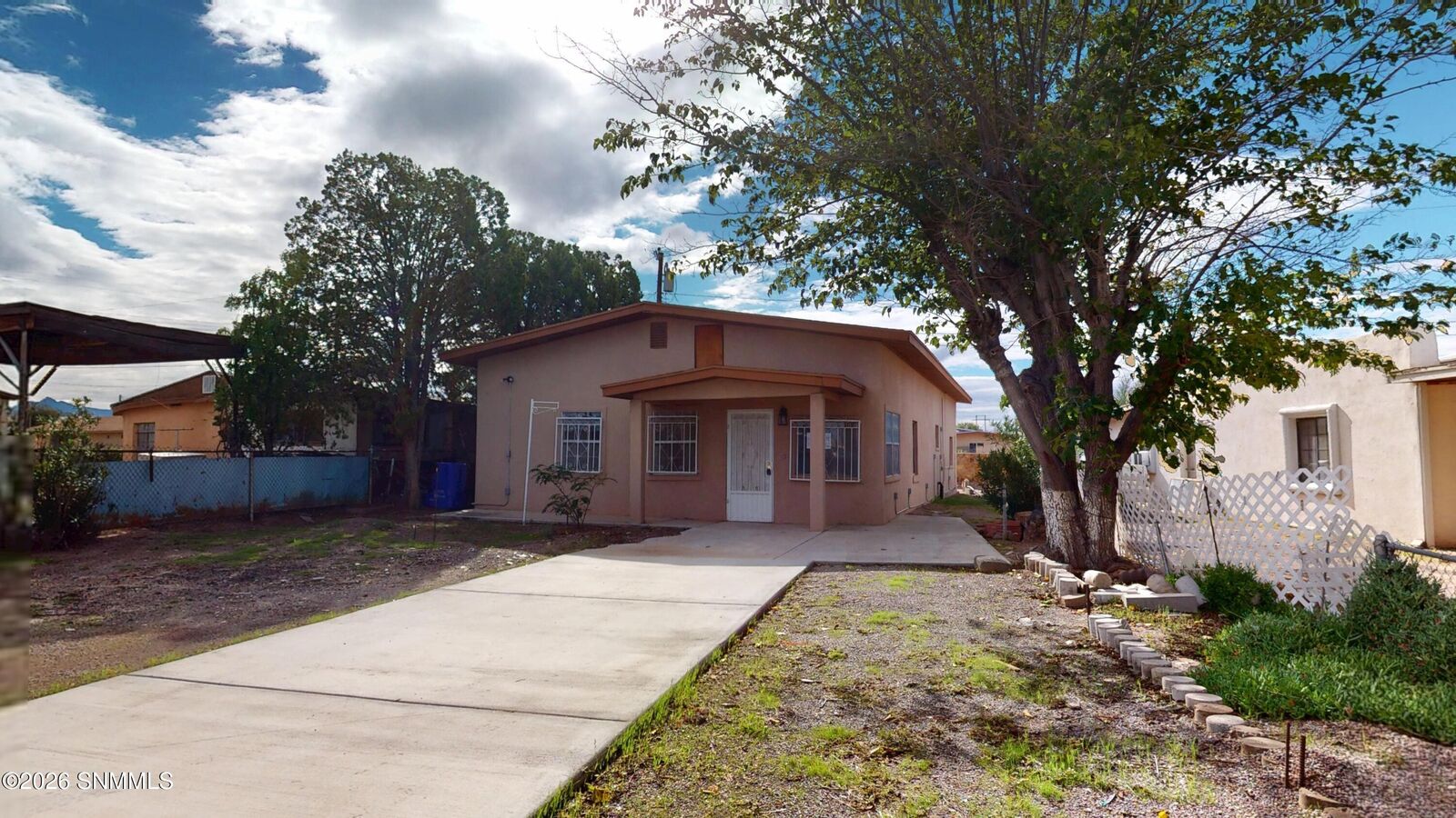 Property Photo: 886 E Picacho Avenue NM 88001