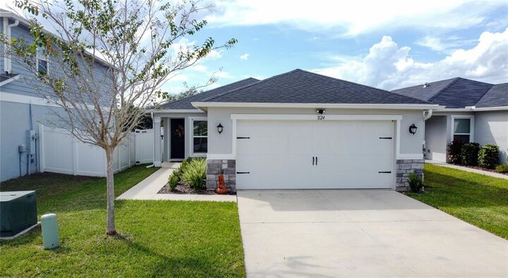 Property Photo: 1124 Papaya Cir FL 33897