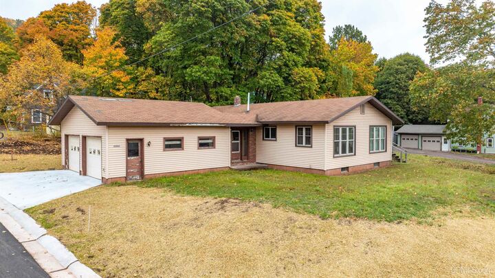Property Photo:  20840 Royce Road  MI 49930 