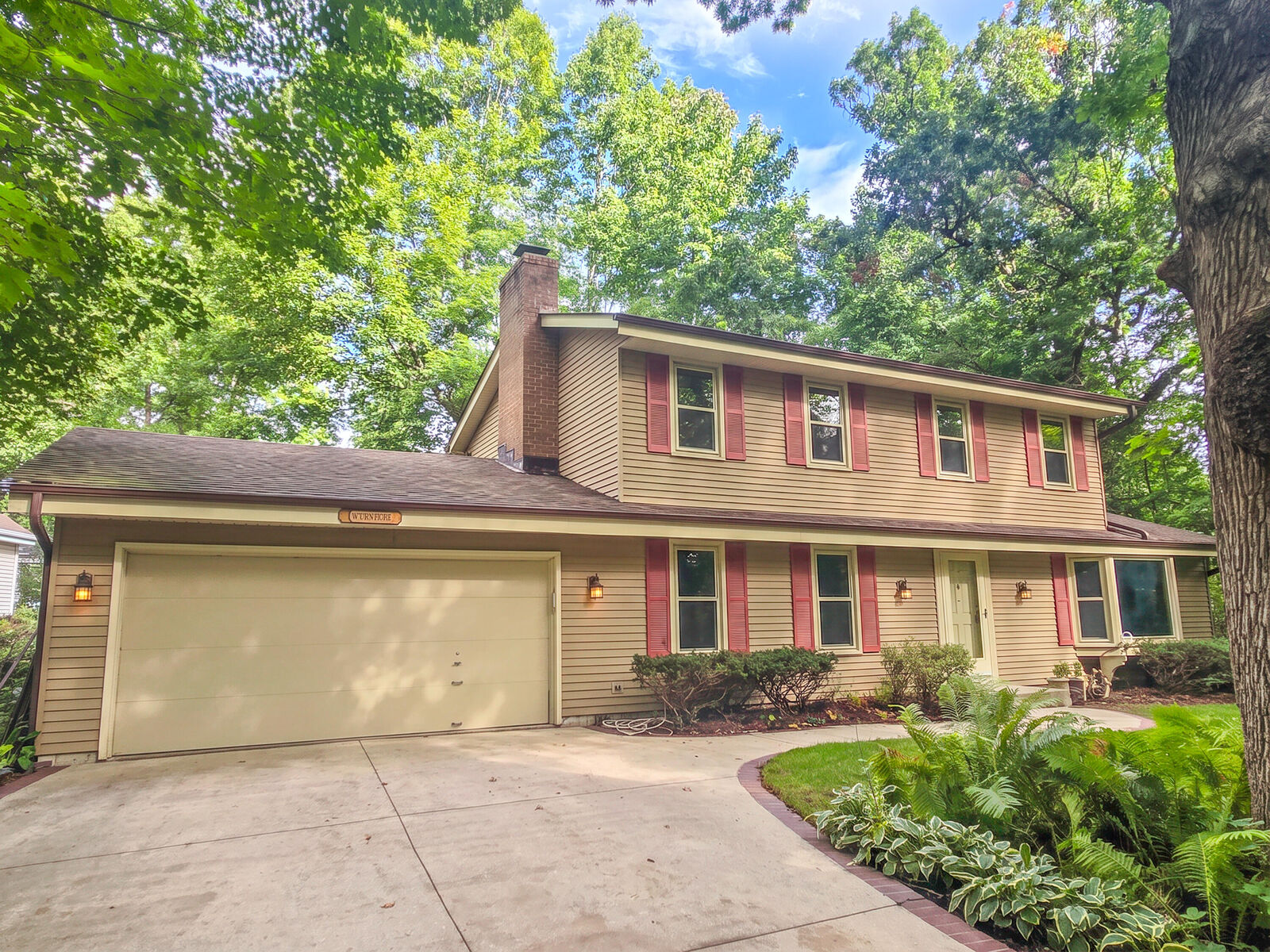 Property Photo:  N27w22212 Shadywood Ct  WI 53186 
