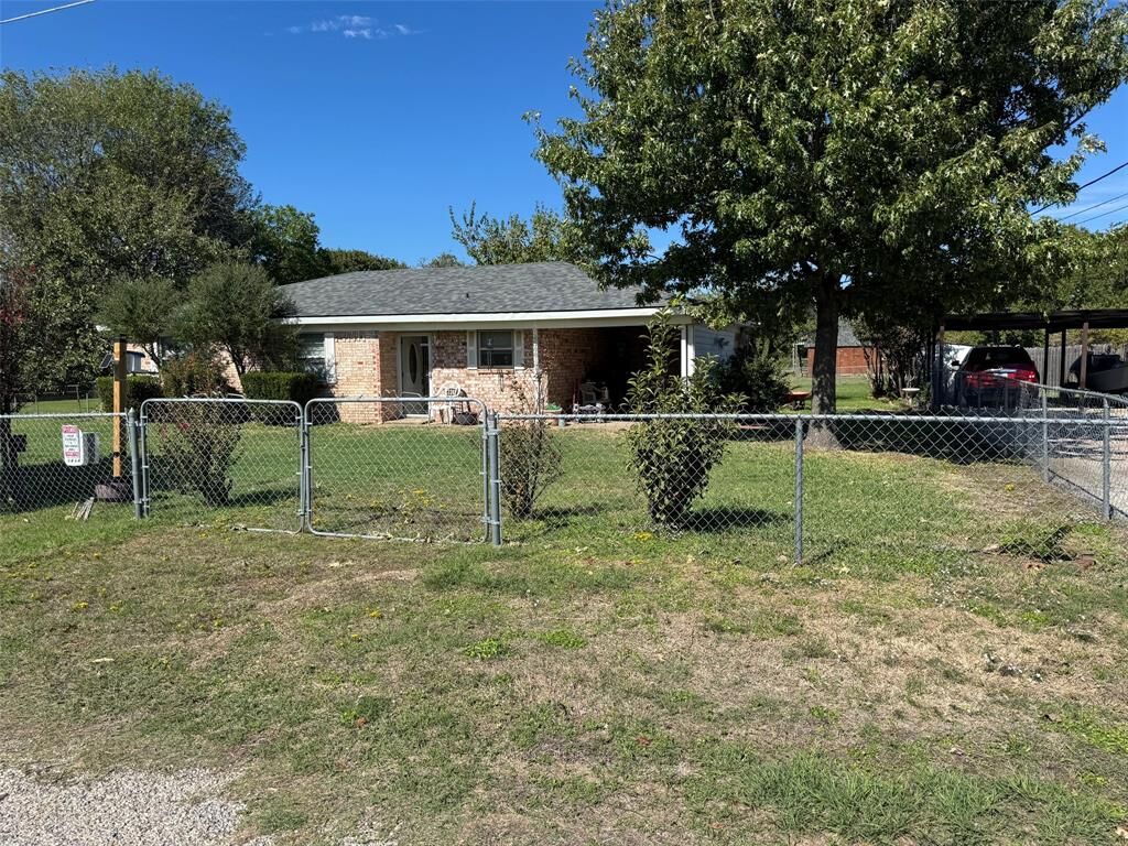 Property Photo: 4508 Village Court TX 76049