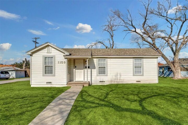 Property Photo: 1109 W Avenue A TX 75040