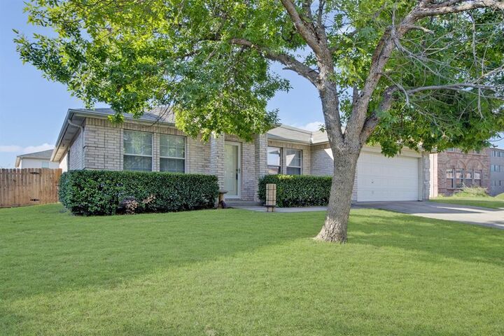 Property Photo:  729 Raven Drive  TX 76131 
