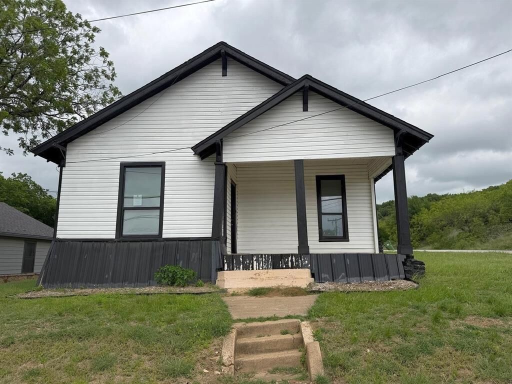 Property Photo: 915 1st Street TX 76067