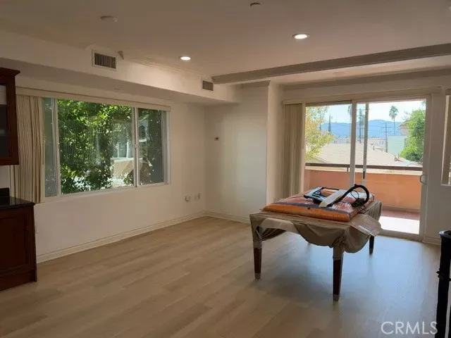 Property Photo:  500 E Valencia 106  CA 91501 