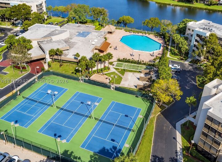 Property Photo: 1101 Colony Point Cir 423 FL 33026