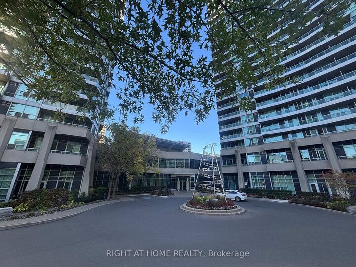 Property Photo:  33 Elm Drive W 1301  ON L5B 4M2 