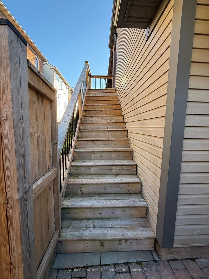 Property Photo:  247 Roxton Road Coach House Apt  ON M6G 3R1 