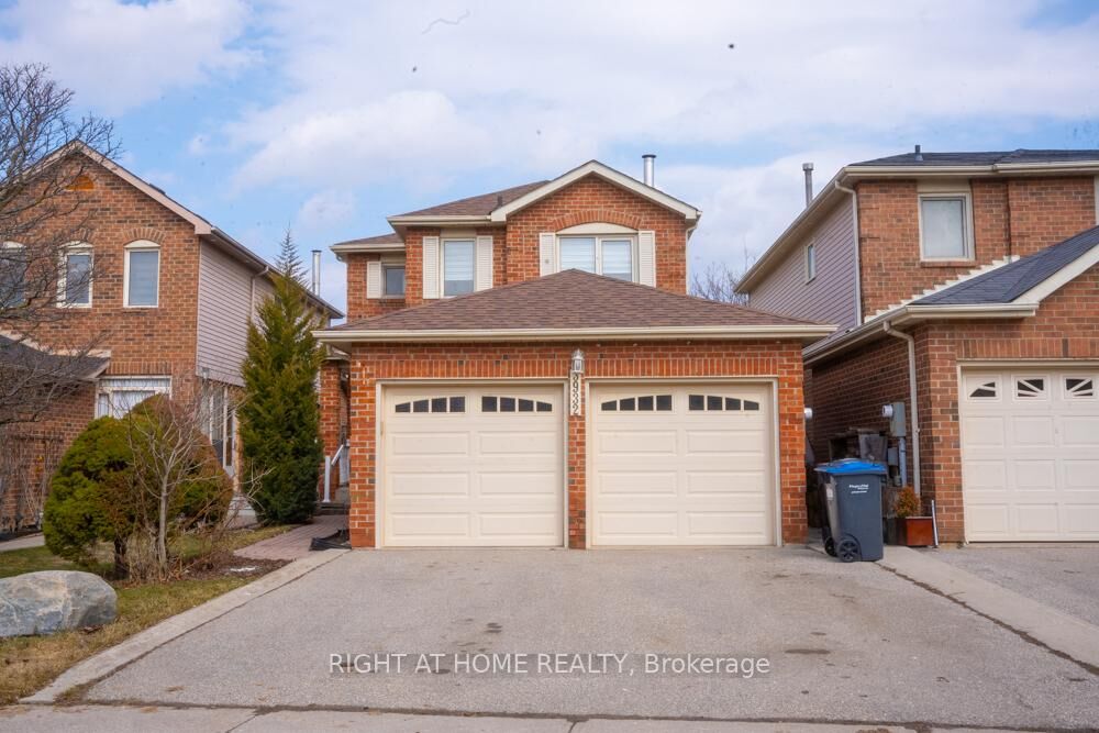 Property Photo:  3932 Rushton Crescent  ON L5L 4H8 