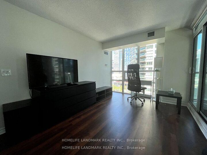 Property Photo:  19 Grand Trunk Crescent 1706  ON M5J 3A3 