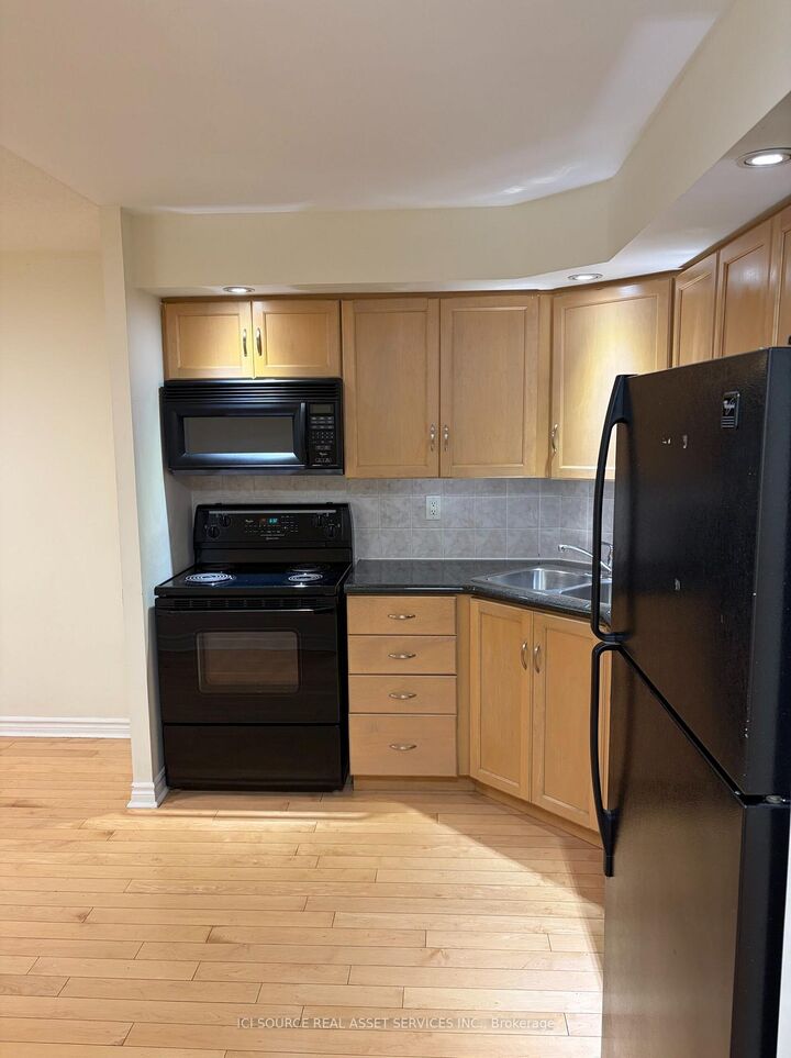 Property Photo:  250 Wellington Street W 1445  ON M5V 3P6 