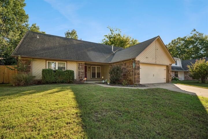Property Photo: 2613 W Toledo Street OK 74012