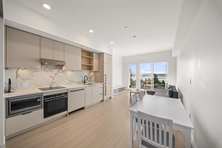 Property Photo: 422 E 3rd Street 503 BC V7L 1G2