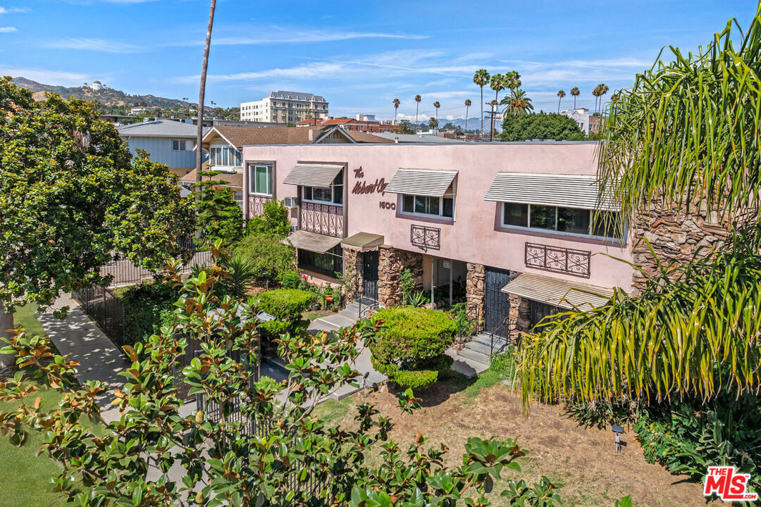 Property Photo:  1600 N Hobart Blvd, Unit 15  CA 90027 