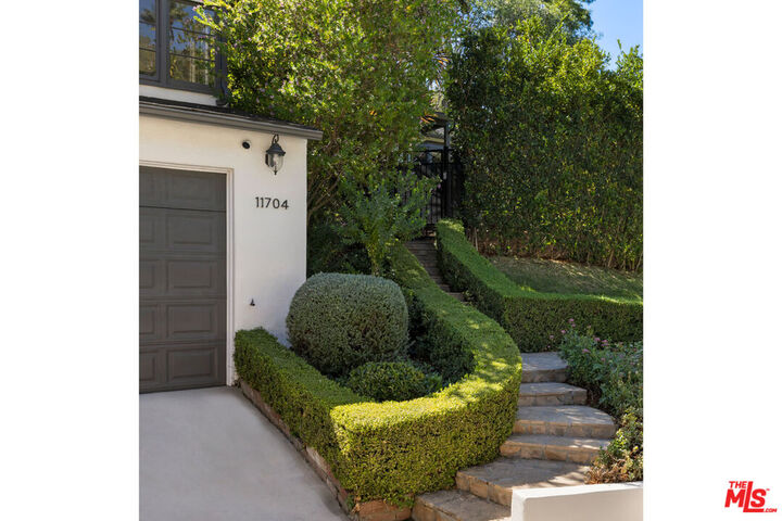 Property Photo: 11704 Sunshine Ter CA 91604