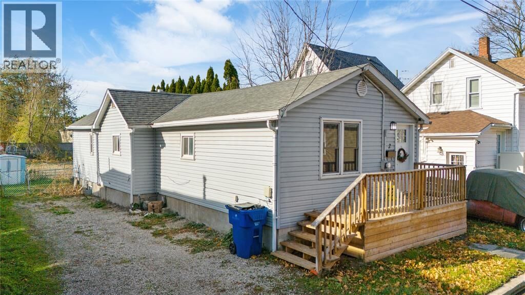 Property Photo:  2 Daniels Place  ON N7M 4P5 