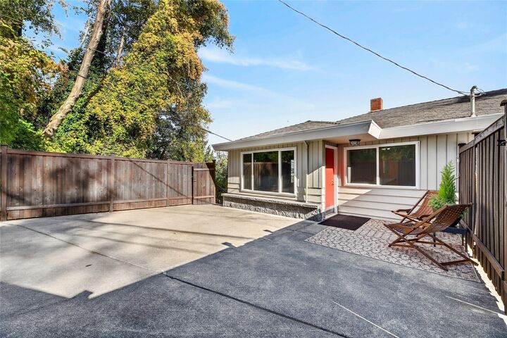 Property Photo:  3128 SW Admiral Way  WA 98126 