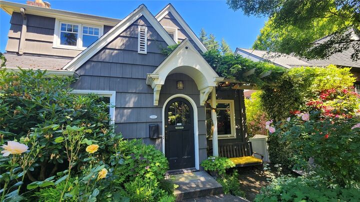 Property Photo: 1210 25th Avenue E WA 98112