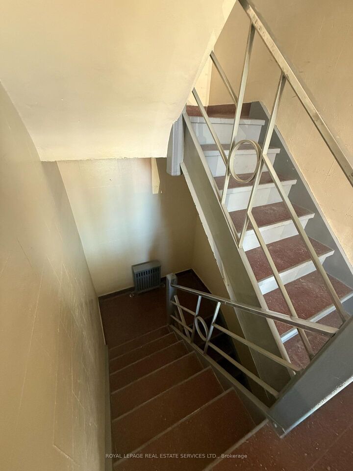 Property Photo:  19 Roseland Drive E 6  ON M8W 1Y3 