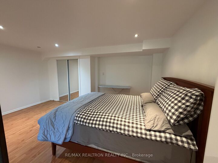 Property Photo:  976 Cristina Court Bsmt  ON L5J 4S1 