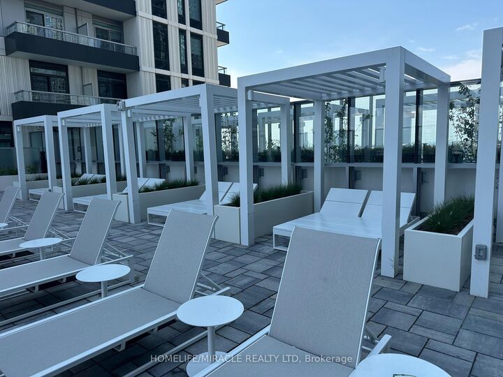 Property Photo:  21 Meadowdale Road 2702  ON L4K 0H6 