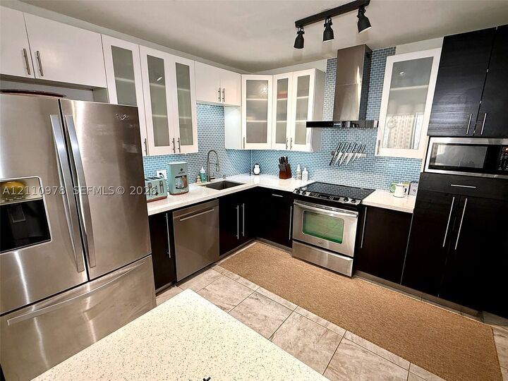 Property Photo:  900 Bay Dr 225  FL 33141 