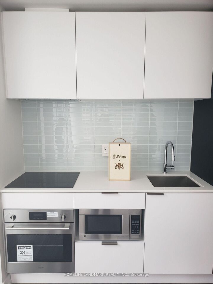 Property Photo:  33 Helendale Avenue 1018  ON M4R 1C5 